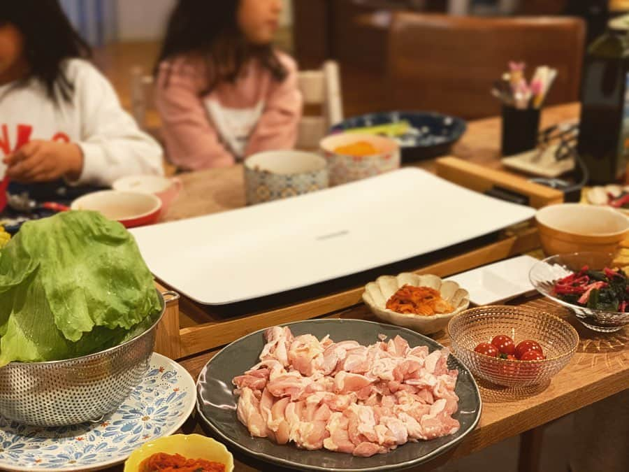 松木里菜さんのインスタグラム写真 - (松木里菜Instagram)「.｡･*. そして、今夜は鶏モモ肉でサムギョプサル風に✨ 鶏モモを削ぎ切りにすると食べやすいし火も通りやすくていいですよね☺️ @princess.jp  今日の思い付きレシピは 2枚目、 大根とわかめのサラダ✨  合わせるタレ↓ ポン酢、塩昆布、ごま油、すり胡麻！混ぜて 千切りした大根とわかめに和える✨ 量は適量で😅👍 今回は三浦野菜の紅芯大根と紅くるりが安かったのでピンク系の可愛い色あいですが、 普通の大根で大丈夫！🙆‍♀️ 我が家は今ゆずぽんなので柚子の風味もして美味しかったです☺️👍✨ . . 放課後の習い事がない分、とてもゆったりと夕飯が準備できてる…写真を撮る余裕がこんなにもあるし、インスタの更新頻度も我ながら凄い📷😂 いいのか悪いのか日々時間に追われていたんだなぁって、、。ふと。 色々なことが頭をめぐる昨日今日。 😌。。♡ #鶏ギョプサル #大根とわかめのサラダ #ニンジンラペ #ミネストローネ #キムチ#トマト #菌活 #夜ご飯 昨日の残りのキノコマリネともやしと切り干し大根のナンプラーソテーも並びました💡 . . . #matsukiご飯」4月27日 21時52分 - rinamatsuki613