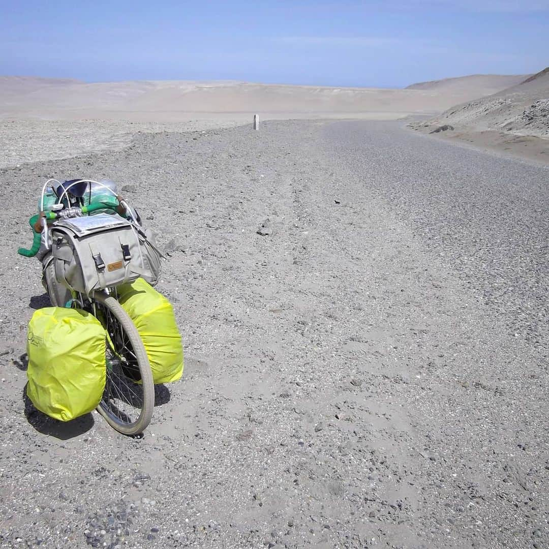 山下晃和さんのインスタグラム写真 - (山下晃和Instagram)「【TRAVELBYBIKE】「前に進む気持ち」2011年3月撮影  何時間走ったのだろうか。砂漠の中で1人休憩していた。長居すると危険だ。乾いた風はどんどん身体の水分を奪っていく。  漕ぎ出そうものの 遮るものが一切無いので、強風でなかなか前に進めない。サングラスをしていないと目がやられる。太陽の光と砂塵に。  脚はもうパンパンに腫れ上がり、それが筋肉疲労なのか、日焼けなのか。感覚が無くなりつつあった。  このまま行けば街があるのだろうか。果たして、生きて辿り着けるのだろうか。もしかしたら、引き返したほうが良いのか。  しかし、歯を食いしばりながら前に進んだ。後ろを振り返るよりも前を見よう、と。  48.27km。  僕はロマスという町になんとか辿り着いた。トラック運転手が泊まるための簡易的なゲストハウスを見つけてホッとした。 前に進む気持ちがあれば、それさえあれば、きっとゴールは必ずやって来る。  自転車ってやつは、本当に色々なコトを教えてくれる。  #travelbybike #bikejourney #biketouring #海外自転車旅 #冒険 #adventurebybike #cycling  #peru  #ペルー #sanddunes  #砂漠 #southamerica #中南米 #bicicleta #旅 #自転車旅 #旅サイクリスト #ツーリング #自転車ツーリング」4月27日 21時53分 - travel_akikazoo