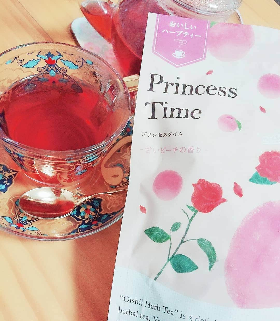 足立玲菜さんのインスタグラム写真 - (足立玲菜Instagram)「これに少しお砂糖入れて飲むのが好き♥️ ピーチとバラの香りに癒されます🌹  #プリンセスタイム #ハーブティー #お茶の時間 #ティータイム #美味しいもの #美味しいハーブティー #生活の木 #生活の木ハーブティー #トルコ食器」4月27日 21時53分 - reina_adachi