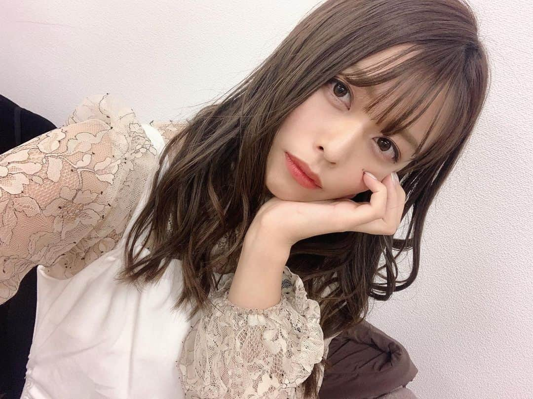 石倉侑芽さんのインスタグラム写真 - (石倉侑芽Instagram)「【ブルベさんにも似合う♡ ブラウンリップの使い方💁‍♀️💓】 . UZUのブラウンリップが大好きで よく使うんですが😇💓 私はブルベなのであまり色が映えなくて😭 おしゃんな顔立ちにはなるけど 単色塗りだとどうしても血色悪く見えちゃうの、、 . そこで❣️ 私のパーソナルカラーがブルベ冬なので❄️ バーガンディー系の赤リップを合わせたら すごくいい色になったの🥺💓 IPSAのM01（ビターバーガンディー） . 分かるかな？？ ２枚めの真ん中が２つを重ねた色です💓 左も可愛いけど、良さを発揮できてない感がある🌀 右は自分に合うカラーなので肌が明るく見える！ それをミックスした真ん中、、大人っぽくて可愛くない？♡ . ブラウンリップやベージュチークが ヘルシーで可愛いけど 似合わないな、、と挑戦できずにいた方がいれば ぜひ試してみて欲しい🥰💓 . 普段使ってるお気に入りのカラーに 別のカラーを合わせるだけで 雰囲気が変えられるから楽しいよ✨💓 . （この写真めっちゃ前に撮ってて しようしようと思っててやっと投稿できた笑） . #ゆめちんメイク#ブラウンリップ #ブラウンメイク#ブルベ冬#リップ #UZU#IPSA#毎日メイク#メイク#お気に入りコスメ#howto」4月27日 22時04分 - yume8115