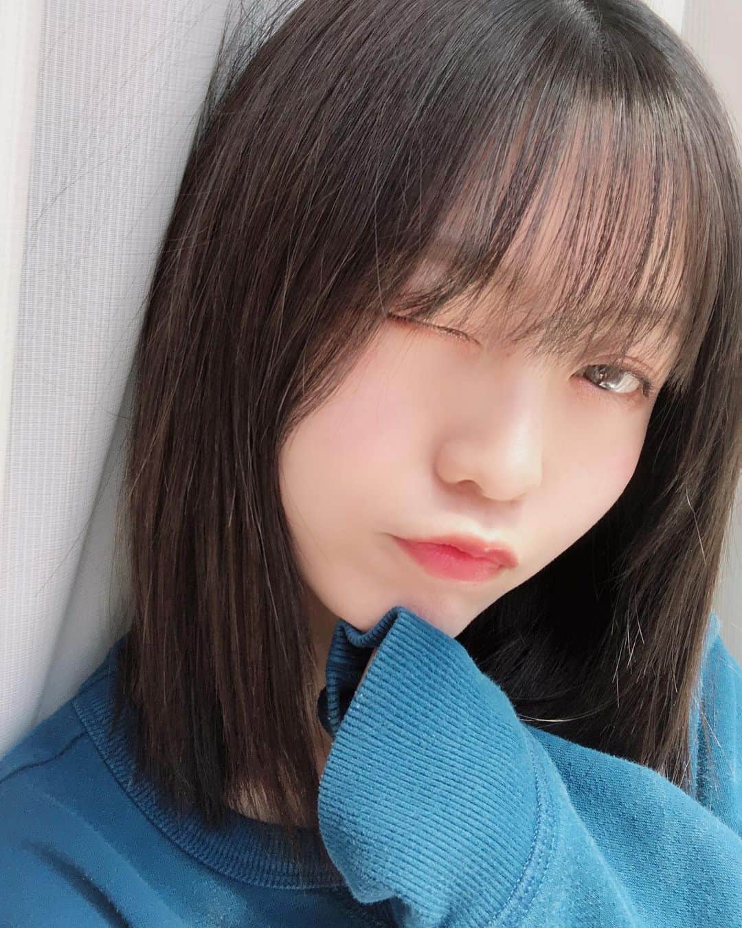 弘松菜摘のインスタグラム：「﻿ 自粛前に黒髪にしました〜☺️﻿ 陽にあたると透明感があって﻿ お気に入りの色🥳🌈﻿ ﻿ ﻿ ゆーやさんありがとうございます😊✨﻿ @yuya_miyazono  @celsus_secret_garden ﻿ 自粛おわってまた﻿ 美容院いきたいなあ〜！﻿ ﻿ ﻿ #ヘアカラー #黒髪 #暗髪カラー  #毛玉のパジャマ #いい味出してる」