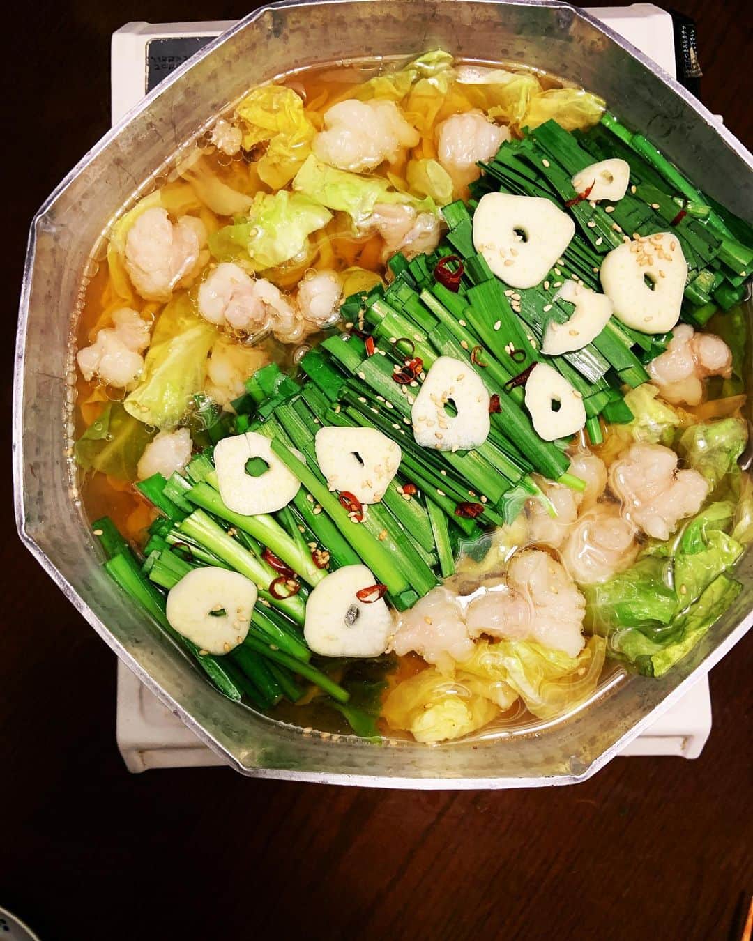 志摩有子さんのインスタグラム写真 - (志摩有子Instagram)「今夜は焼肉立屋のもつ鍋をテイクアウト。プリプリのマルチョウとつゆと〆のチャンポン麺がセットになっているので、キャベツ、ニラ、ニンニク、唐辛子をプラス。マルチョウのクオリティの高さ、おつゆの上品さに驚嘆。博多出身の奥様の実家の味。美味しすぎる‼︎目剥いた‼︎ #もつ鍋 #博多女 @kana502  #リピ決定 #テイクアウト日記 #stayhome」4月27日 21時58分 - ariko418