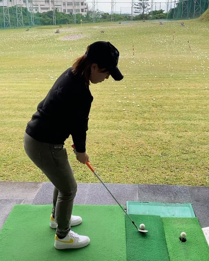 宮里美香のインスタグラム：「*** アプローチの練習動画です😊 . March,2020 30 yard⛳️ クラブは57度のウェッジ✨ . . . #golf #practice #titlest  #ゴルフ #練習  #ゴルフスイング動画  #アプローチ練習  #30ヤード #ウェッジの練習」
