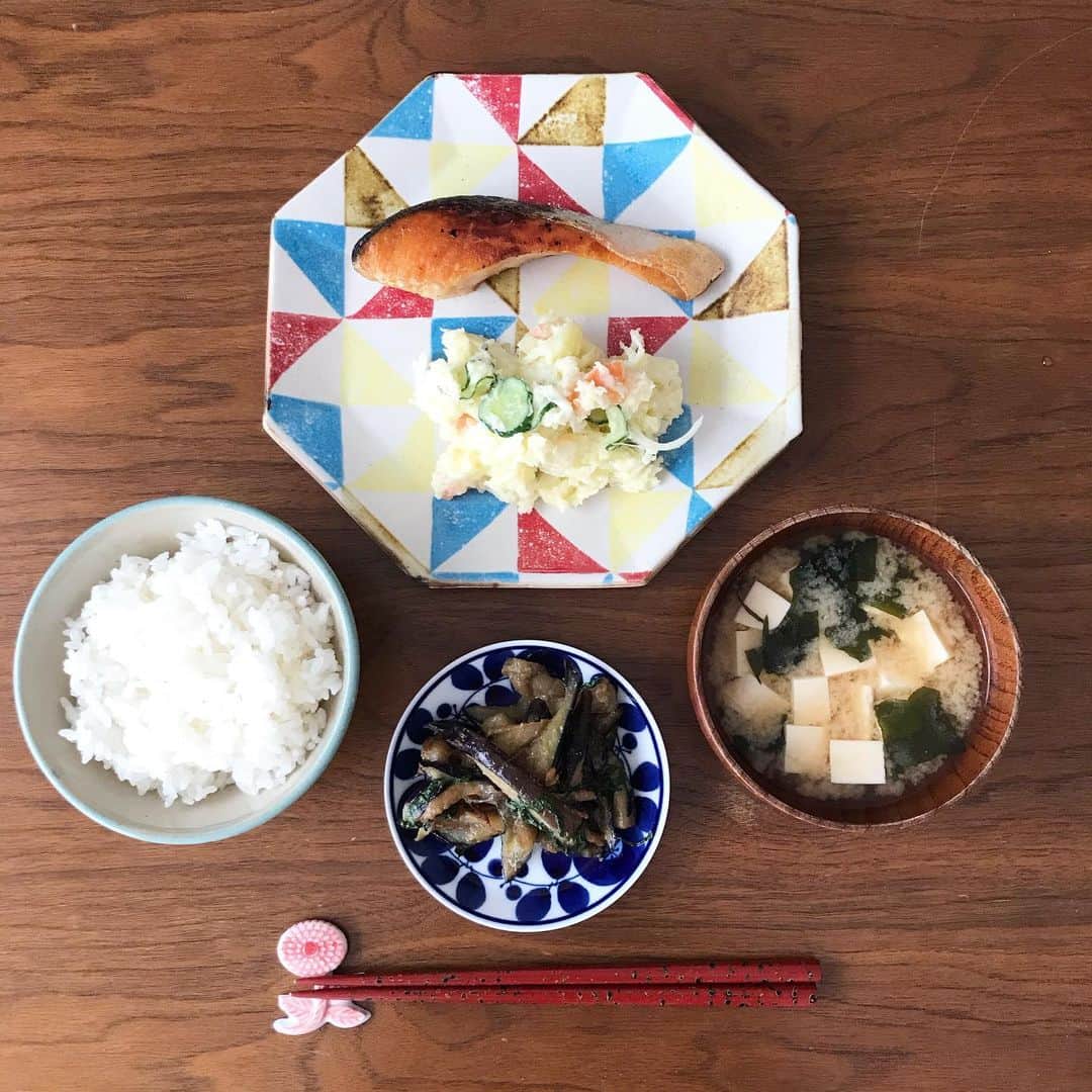 櫛引彩香のインスタグラム：「また鮭しちゃってごめん。野菜がいつもより美味しく感じた。茄子と大葉の味噌炒め、ポテサラはいつもより美味しかったような気がする。 あ、今年も大葉の種、植えました。 #おうちごはん  #ビキコのごはん」