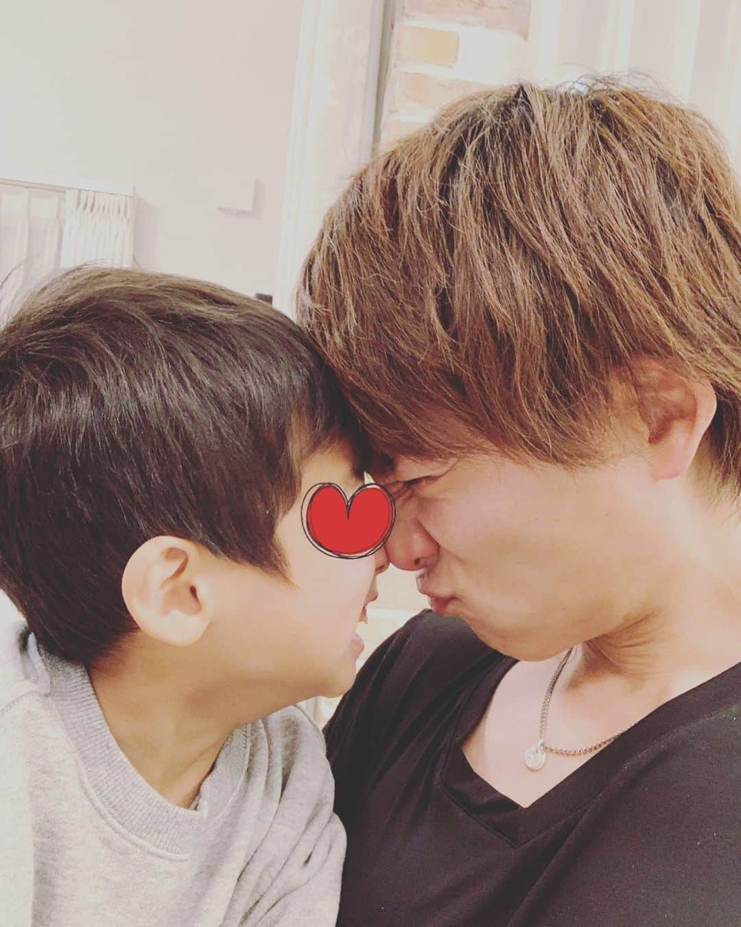 杉浦太陽さんのインスタグラム写真 - (杉浦太陽Instagram)「パパと、ごっつんこ！ まだまだ甘えたいお年頃(^ ^) @sugiurataiyou_official  #ソラ #次男 #末っ子からお兄ちゃんになったからね #隙あらば甘えてきます #セイアも #ごっつんこ大好きw」4月27日 22時09分 - sugiurataiyou_official