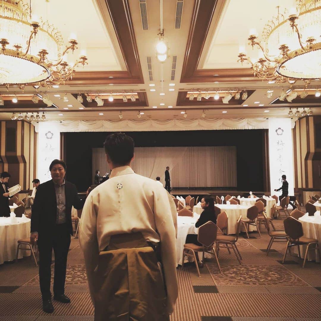 梅川壱ノ介（舞踊家）のインスタグラム：「ʙᴇꜰᴏʀᴇ ᴘᴇʀꜰᴏʀᴍᴀɴᴄᴇ ￣￣￣￣￣￣￣￣￣￣￣￣￣￣￣￣￣￣￣￣￣￣ またこんな日が来るように心から祈ってる。  𝙎𝙏𝘼𝙔 𝙃𝙊𝙈𝙀 𝙎𝙏𝘼𝙔 𝙎𝘼𝙁𝙀  #梅川壱ノ介  #日本舞踊 #舞踊家 #着物 #帝国ホテル」