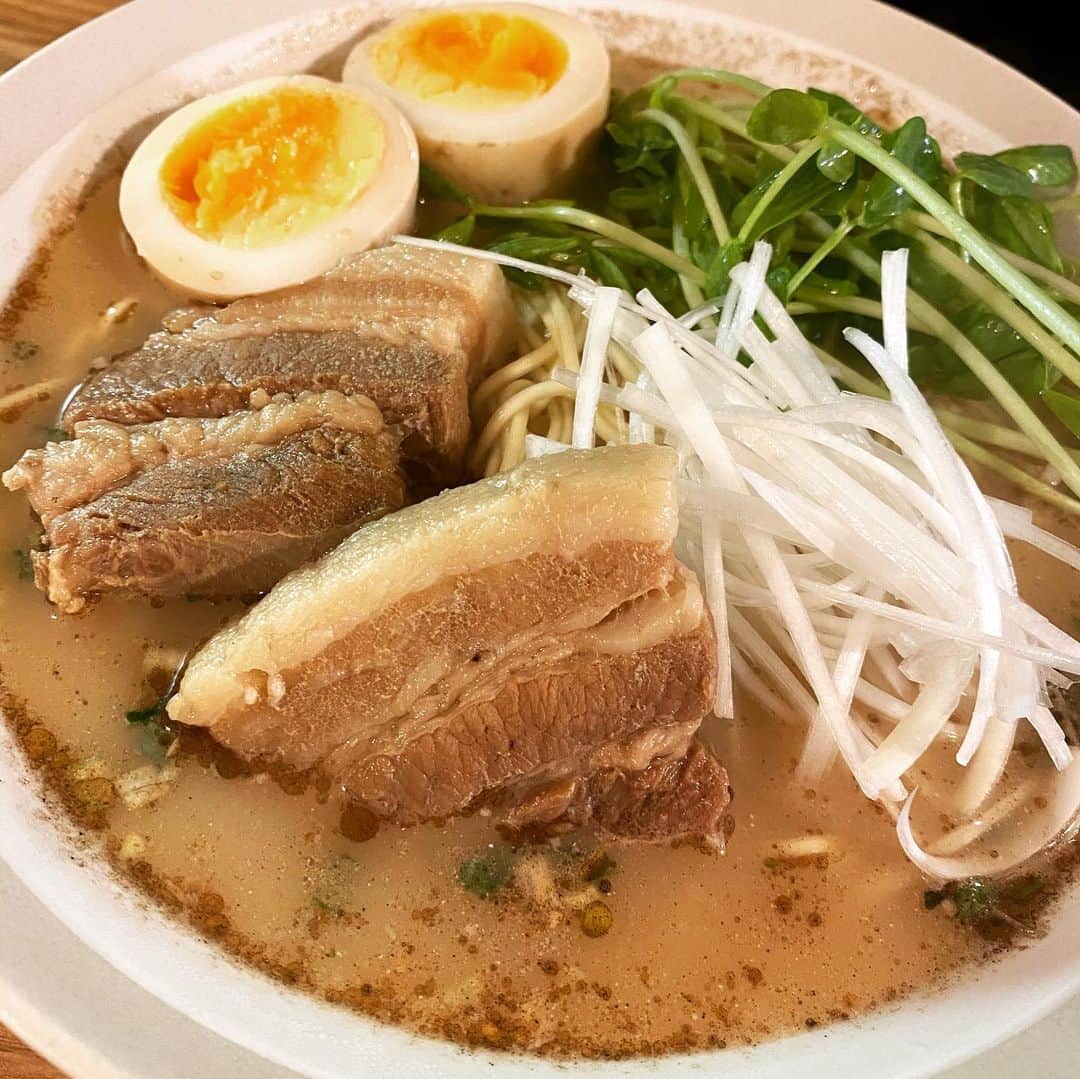 吉江瞳のインスタグラム：「糖質コントロールとんこつラーメン❤️ 糖質カットなのにしっかりとした麺で味も美味しかった❤️ 角煮と煮卵は手作りしたよ😁 具がなくても結構おいしいタイプなのでぜひ！ おすすめです☺️☺️ #よし飯 #とんこつラーメン #おうちご飯」