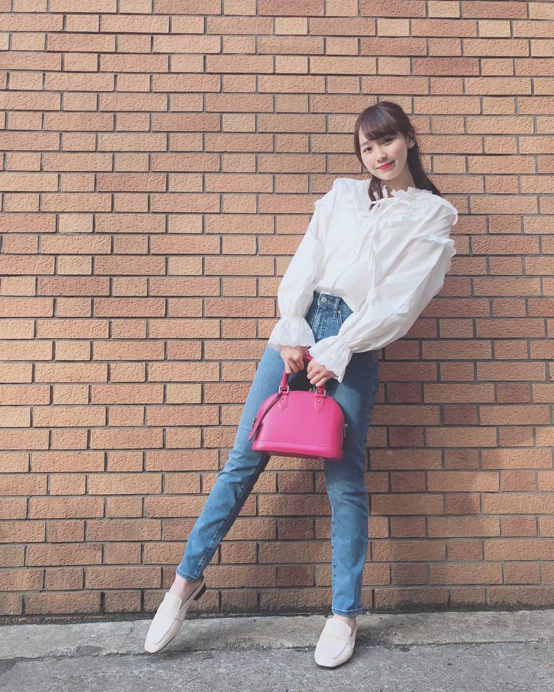 大段舞依のインスタグラム：「﻿ ﻿ #過去pic ポカポカの日にするお出かけって﻿ 髪型も含めてほんっと楽しい🌸♡♡﻿ ﻿ 早く終息して元の生活に戻りますように...！﻿ ﻿ ﻿ #春 #ハーフ団子 #髪型 #髪型アレンジ﻿ #私服 #早く終息しますように #お願い ﻿ ﻿」