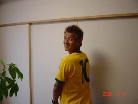 播戸竜二さんのインスタグラム写真 - (播戸竜二Instagram)「『なつかシリーズ②⓪』 ・ 2002年6月17日@神戸ウイングスタジアム。 今のノエビアスタジアムです。 ・ 日韓ワールドカップ。 ラウンド16。 ブラジル🇧🇷vsベルギー🇧🇪 ・ この大会の優勝チームのブラジル🏆 ・ 圧倒的な強さでした！ ・ カナリア色のTシャツを着て、完全にブラジルを応援していました！ ・ これが最後のワールドカップ生観戦。こんな素晴らしい大会をまた日本で見たい🇯🇵 ・ 早くコロナが収束して、またサッカーがある日常に戻りますように⚽️ ・ また明日✋ ・ ・ #ブラジル #brasil  #釈放されたロナウジーニョ 怪物ロナウドはエグかった #このサングラス…🕶 #最高のスタジアムでした #最後の写真は #アイドルのポーズみたい #背番号10」4月27日 22時12分 - ryuji_bando