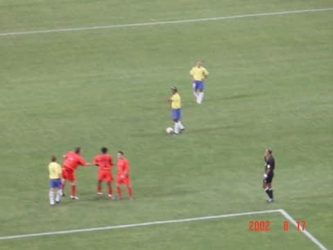 播戸竜二さんのインスタグラム写真 - (播戸竜二Instagram)「『なつかシリーズ②⓪』 ・ 2002年6月17日@神戸ウイングスタジアム。 今のノエビアスタジアムです。 ・ 日韓ワールドカップ。 ラウンド16。 ブラジル🇧🇷vsベルギー🇧🇪 ・ この大会の優勝チームのブラジル🏆 ・ 圧倒的な強さでした！ ・ カナリア色のTシャツを着て、完全にブラジルを応援していました！ ・ これが最後のワールドカップ生観戦。こんな素晴らしい大会をまた日本で見たい🇯🇵 ・ 早くコロナが収束して、またサッカーがある日常に戻りますように⚽️ ・ また明日✋ ・ ・ #ブラジル #brasil  #釈放されたロナウジーニョ 怪物ロナウドはエグかった #このサングラス…🕶 #最高のスタジアムでした #最後の写真は #アイドルのポーズみたい #背番号10」4月27日 22時12分 - ryuji_bando