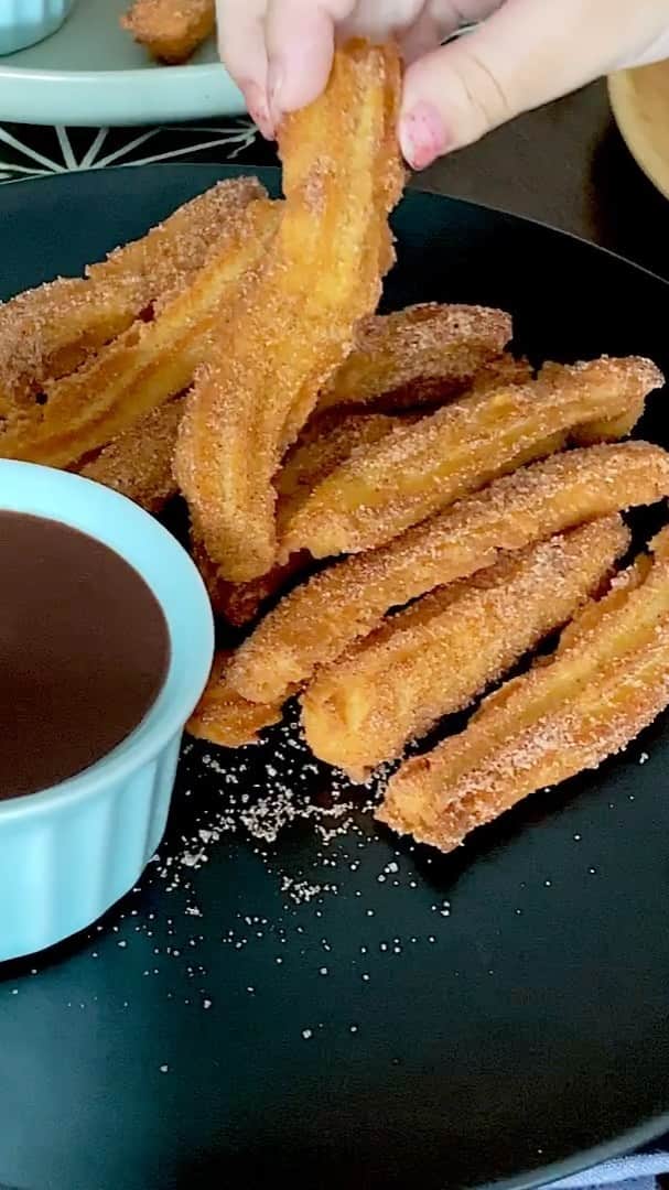 Samantha Leeのインスタグラム：「Elizabeth was cooking up DisneyMagicMoments at home with Disney Churro Recipe. If you're one of the many who have been following my cooking recipes, you’ll also be pleased to know that most of the ingredients are simple items you probably already have in your pantry. There’s nothing like a freshly made warm churros coated in cinnamon sugar. They are as good as you hope they are and as satisfying as you need them to be. #DisneyMagicMoments #lockdowncooking #leesamantha」