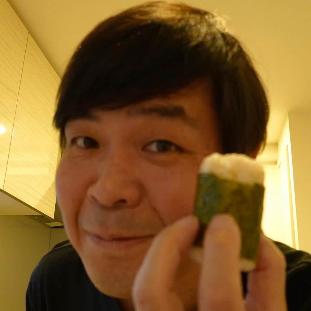 砂山圭大郎さんのインスタグラム写真 - (砂山圭大郎Instagram)「スケートの師匠、八木沼純子さん @junko_yaginuma  さん からの「おにぎりバトン」を受け、自作しました。  我が家定番の梅肉とゴマを和えたご飯を俵型に。大麦ごはんを使ったヘルシーおにぎりです。  しかし、見た目が地味…。海苔を巻いてみたものの、さほど変わらず。  この失敗を挽回してもらうべく、文化放送の後輩にバトンを託したいと思います。 かつて八木沼さんと私でやっていた枠を引き継いだ人でもあります。舘谷春香アナ、宜しくお頼み申します。 @tateya_haruka (Twitter)  誰かが言ってました。 #stayhome というよりも、なんとか気分は #enjoyhome で！  #おにぎりバトン  #おにぎり」4月27日 22時21分 - keitaro_sunayama