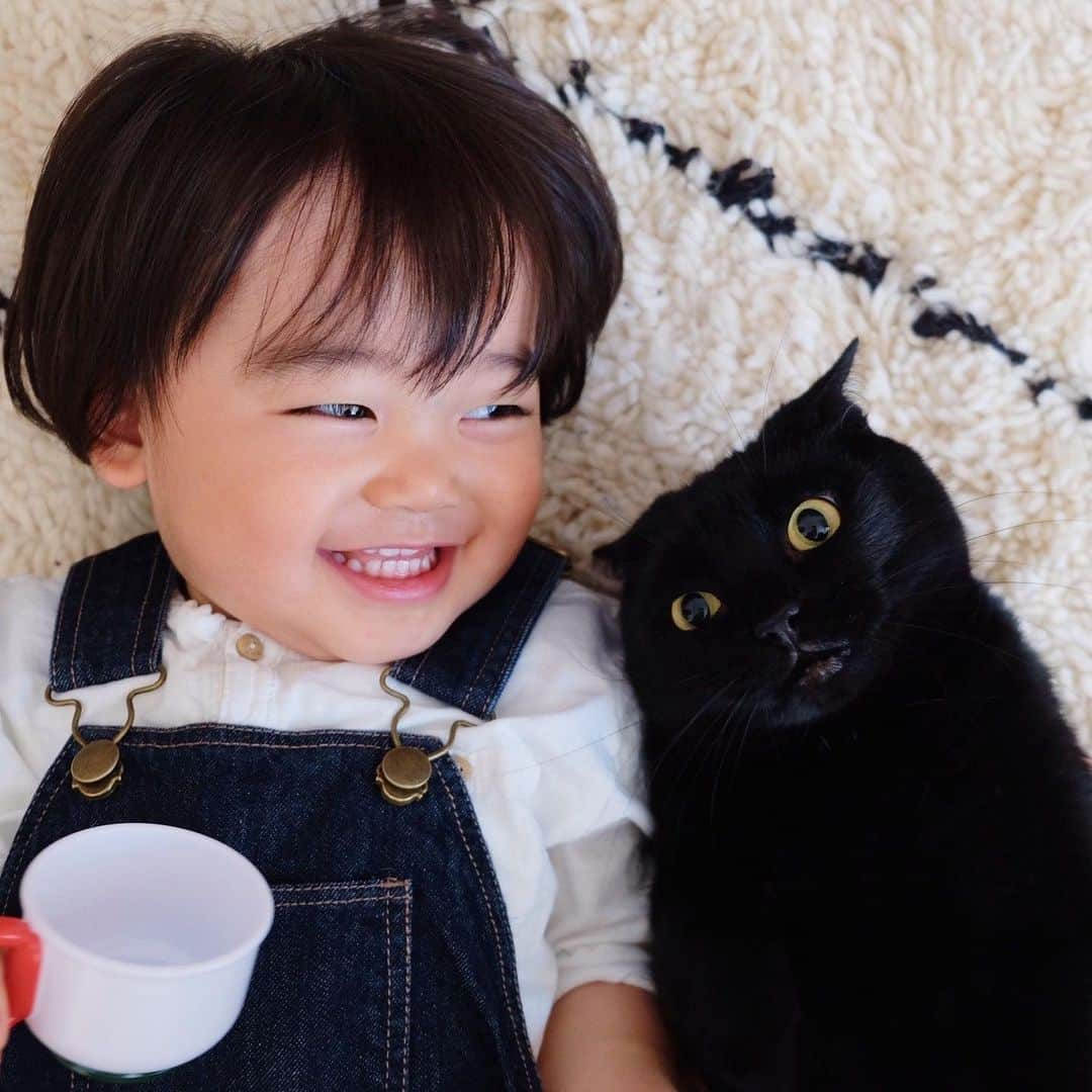 ギネス & ピムスさんのインスタグラム写真 - (ギネス & ピムスInstagram)「27/04/2020 Happy Monday! ・ Guinness and Nagi. Have a good week everyone! #stayhome ・ ・ ギネス王子とオーバーオール凪ねこ。 車と電車と猫の他に 最近おままごとにもハマり、 おもちゃの野菜やらおかずたちは 必ずカットした後、 本当にもぐもぐしている😂 そして、ティーカップ常に持参。笑 ピム丸バージョンもあるので、 また今度postします👦🏻 それでは 今週もよろしくお願いします♬ ・ ・ #おうち時間  #ギネスくん　 #ギネピムと凪くん  #1yearold #1歳 #1歳4ヶ月 #16monthsold  #babyboy #男の子ベビー #赤ちゃんのいる生活 #赤ちゃんのいる暮らし #赤ちゃんと猫 #猫と赤ちゃん」4月27日 22時19分 - rina_takei