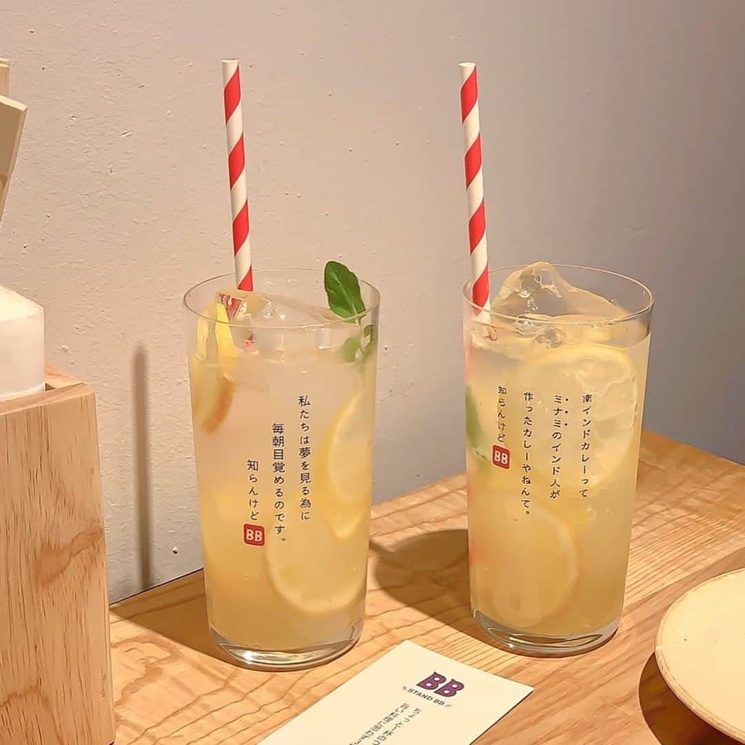 UWASAさんのインスタグラム写真 - (UWASAInstagram)「.⠀⠀ 【#uwasa_大阪】⠀⠀ 大阪・なんばにある「STAND BB(スタンドビービー)」をご紹介💁‍♀️🎶⠀ STAND BBは、「ちょっと一杯のつもりが、旨い料理に思わず3杯」がコンセプトのエスニック料理が楽しめるお店です🍴🌈 2020年3月にオープンした注目の新スポット👀👌🏻 注目なのが、"知らんけど"で締められた関西弁の文章が書かれたコチラのグラス🍺💗⠀ ジワジワくる文章が癖になりますよ😳🌟⠀ ＊⠀⠀ STAND BB👉(@standbb2020)⠀ ＊⠀⠀ ↓素敵なアカウントはこちら⠀⠀ [photo by:@ma.riiiii_____co]⠀⠀ ＊⠀⠀ <<✏️=========================>>⠀⠀ グルメに関する素敵なお写真を⠀⠀ 厳選してご紹介しています📷🌈⠀⠀ 【 @uwasa_gourmet 】 or 【 #uwasa 】⠀⠀ をタグ付けであなたの投稿が⠀⠀ Instagramや記事で紹介されちゃうかも👀🎉⠀⠀ 皆さんの素敵なご投稿お待ちしています🌸⠀⠀ <<=========================🔎>>⠀⠀ ＊⠀⠀ #大阪 #大阪カフェ #大阪グルメ #大阪スイーツ #STANDBB #スタンドビービー  #居酒屋 #カフェ #カフェ部 #カフェ巡り #おうちカフェ #お家カフェ #家カフェ #おうちcafe #レモンサワー #チューハイ #カクテル #家飲み #家呑み #お酒 #缶チューハイ #飲酒タグラム #美味しい #居酒屋巡り #スタンド酒場 #ネオ居酒屋 #飲み会 #食べ歩き」4月27日 22時25分 - joshime_gourmet