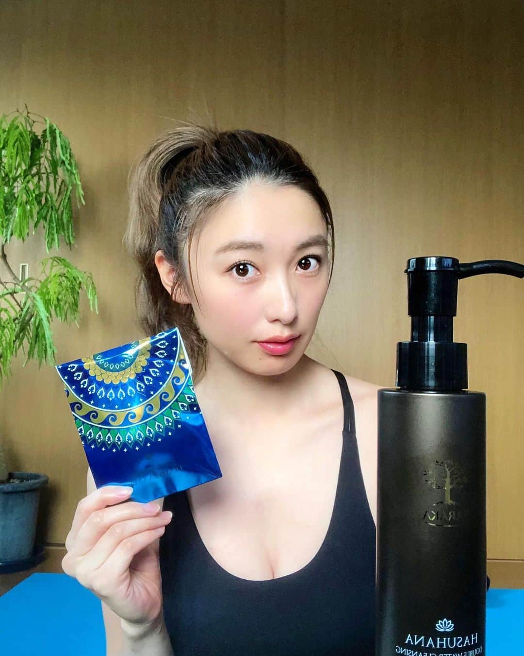 のインスタグラム：「. . おこもり美容🧸💄 . 前から気になってた BARAKAのクレンジングと バスソルト🛁✨ . バスソルトほんとオススメ❤️ 普段の半身浴よりもたっぷり汗かくし お風呂上がった後も身体ぽかぽか🥰 お肌もツルツルだし 毎日でも入りたい🥺💕 . .」