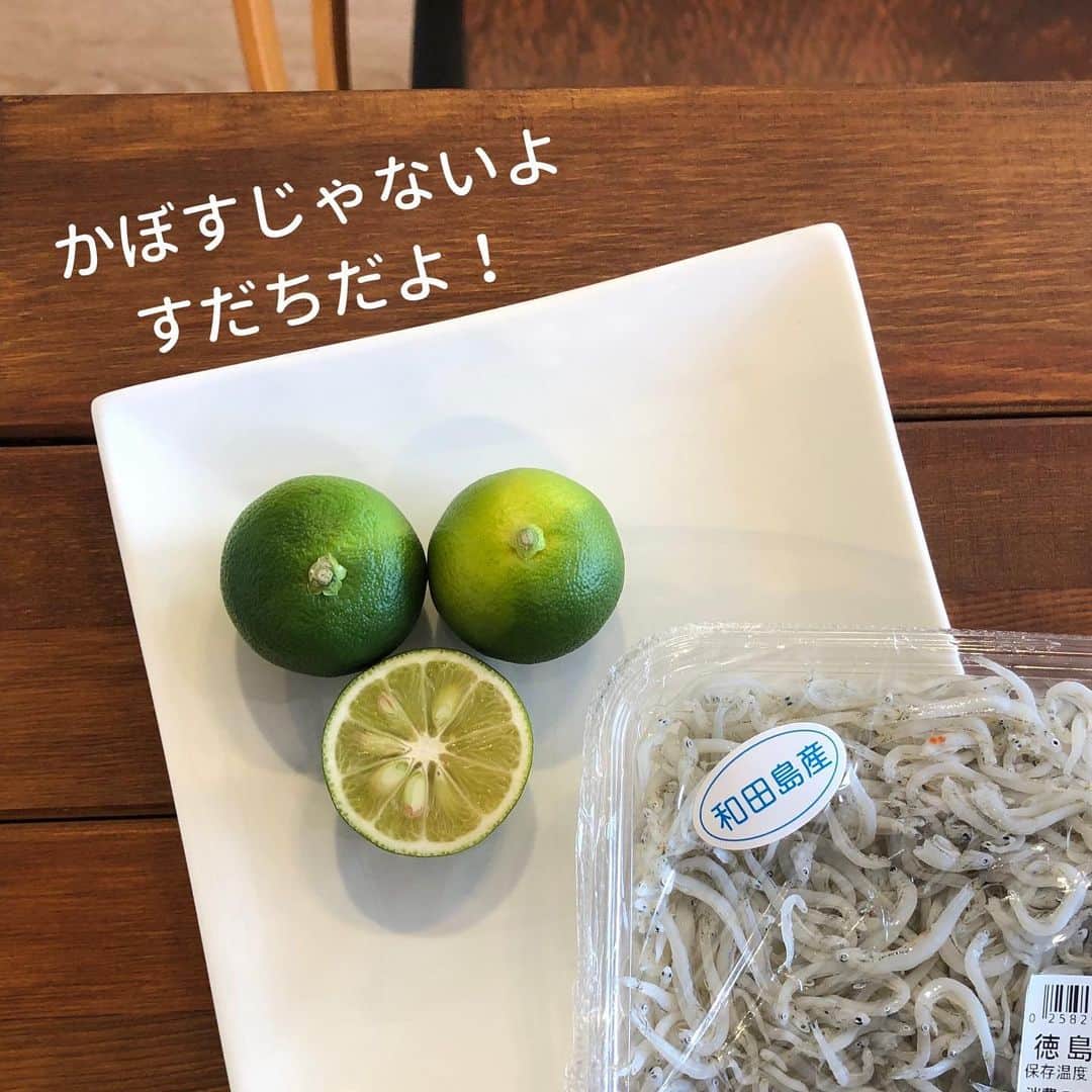 犬伏まりさんのインスタグラム写真 - (犬伏まりInstagram)「#祈るおむすびバトン﻿ ﻿ 新型コロナウイルス🦠感染拡大が一刻も早く終息に向かいますように‼️﻿ ﻿ ニッポン放送時代からの大好きなアナウンサー﻿ @tomoemoe0520  新保友映ちゃんから祈るおむすびバトンを引き継ぎました😊✨﻿ ともちゃんお声掛けありがとう❤️﻿ ﻿ 👩🏻‍🍳私のおむすびは﻿ 私が今住んでいる四国　徳島の名産品で作る﻿ 🗾地産地消おむすび🍙﻿ ﻿ 海と山に囲まれた美食の宝庫四国✨﻿ コロナが終息したら、ぜひ皆んなに遊びに来て欲しいな😌と想いを込めて結びました✊﻿ ﻿ ﻿ 和田島産しらすおむすびには、うずらの卵をちょこんと乗せて、おむすびには敢えて塩を振らず﻿ しらすの旨味と塩気をダイレクトに味わって😋﻿ ﻿ シャキシャキお野菜が美味しいチャプチェ風おむすびは、﻿ 県産お野菜をさっと炒めてごま油で甘辛く味付け🥕🥬🧅﻿ ﻿ ﻿ 栄養もしっかり摂って﻿ 手洗い、うがいをしっかりしたら﻿ たっぷり眠る😪﻿ ﻿ みんなで乗り越えて﻿ 笑顔で会いましょう❤️﻿ ﻿ ﻿ 次のバトンは、、、﻿ 🦪伊勢志摩アンバサダーとして、また伊勢真珠のブランドデザイナーとして活躍する尾崎ななみちゃん @nanami_ozaki_73 ﻿ ﻿ そして、﻿ ⚽️元Jリーガーで今は俳優として舞台、ドラマに活躍している﻿ 青山隼くん﻿ @jun_aoyama_ ﻿  さらに、 元あいのりメンバーで関西美活代表のママ起業家　田中美帆ちゃん　@mie__blogger  へ繋ぎます💞 ３人のインスタもおススメです😊﻿ ぜひチェックしてね♪﻿ ﻿  #祈るおむすびバトン #祈るおにぎりバトン #徳島　#地産地消 #みんなで感染予防 #徳島おむすび　#おにぎり　#おむすび #かぼすじゃないよすだちだよ  #新保友恵 #犬伏まり #尾崎ななみ #青山隼 ﻿#田中美帆  #コロナに立ち向かう全ての人へ感謝 #助け合おう #医療に従事する全ての人へ感謝を込めて」4月27日 22時46分 - bussymari