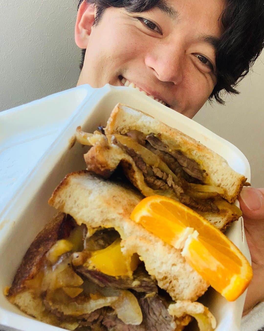 工藤淳之介さんのインスタグラム写真 - (工藤淳之介Instagram)「新潟県内もテイクアウトがどんどん広がっていますね！ 逆境の中でもチャレンジを続ける飲食店を応援したい。そして率直に申し上げて美味しそう🥺…ということで私も利用しています。 こちらはカルテットでも先々週紹介したPARENT PINE'S THE BEST SHOP by DAY WORK&COMPANY-TOKYOのサンド、、、って、めっちゃ美味しいけど店名ほんと長いわ！！！！！打つの大変！笑 なぜ長いか、どういう意味かは放送でも紹介した通りです🤣  そして話は全く変わりますが、、、先ほど山陰のジューシー森谷さんが私の開脚動画を見た結果「距離置きたい」と言われて本当に闇落ちしそうです、、、笑笑 こんな未来を予知していたかのような闇落ち画像は四銃士Twitterにて、、、ご確認あれ😅  #新潟 #新潟放送 #3時のカルテット #新潟グルメ #新潟カフェ #新潟テイクアウト  #新潟ランチ #キューバサンド  #ステーキサンド  #bsn #アナウンサー  #kanayoru  #恋愛シミュレーションゲーム  #闇落ち #くどじゅん #闇キャラ  #工藤淳之介」4月27日 22時49分 - kudojun_nosuke_bsn