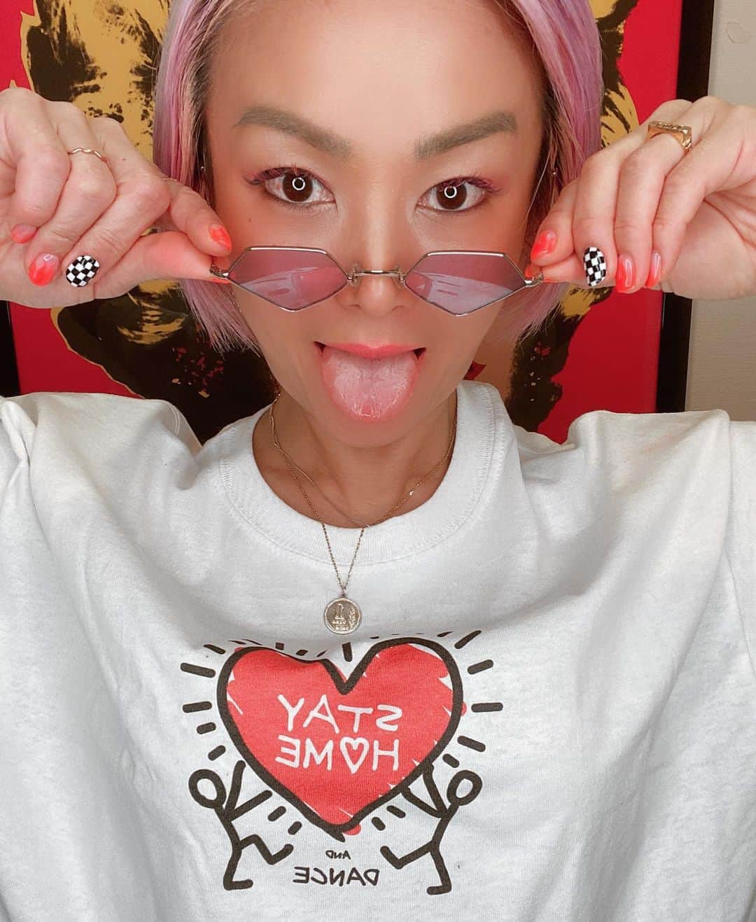 Nazukiのインスタグラム：「❤️ 𝕊𝕋𝔸𝕐 ℍ𝕆𝕄𝔼 ❤️ ・  STAY HOMEでおうちで踊ろう❣️ Nazukiは親子で踊るをテーマに💕・ Comming soon…  STAY HOME WITH DANCE PROJECT  新型コロナウイルスの影響による外出自粛要請が続く中、国による緊急事態宣言により都内を始め全国のスタジオなどでもGW明けまでの営業自粛となっております。  そこでDANCEを通してSTAY HOMEの時間を少しでも充実したものにしたい。 という思いと、この問題が終息した日には思いっきりダンスを楽しんで欲しいという想いからこのプロジェクトを発案、共感して頂いた皆さまとスタートしていきます！  レッスン動画はDANCE HOLICのinstagramとYOUTUBEアカウントにてポストして参ります。 全ての動画は無料にて視聴可能になります。  インスタ→イントラによる実践動画 YOUTUBE→カウント毎による解説動画  という形でのUPになるかと思います。  参加方法 オール無料！！！ いつでも視聴可能！！！ 以下の形で是非このプロジェクトを応援いただけたらと思います！！！ ↓↓ このプロジェクトは STAY HOME WITH DANCEのTシャツを購入頂き応援頂くクラウドファウンディング形式となります。  Tシャツ 3800円(税込) (別途送料) 郵便局の代引きでの郵送を予定。 サイズ S / M / L / XL DMにてご注文ください。  リターン 今後２０２２年の年末までに行われるDANCE HOLIC DAYに参加される場合の１ナンバー参加費部分(イベントにより金額が違いますが５０００〜８０００円)をイベントにて負担いたします。 (※チケットノルマは別途必要になります)  ２枚ご購入頂いた場合は２つのナンバーでの参加費をイベントにて負担いたします。  #stayhome #tee #dance #dancer #danceholic #covid_19 #自粛 #うちで踊ろう」