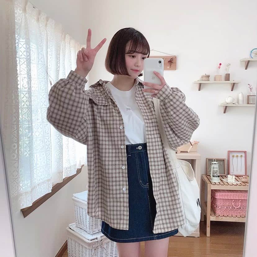 のインスタグラム：「ㅤ おやすみ🏡❤️ ㅤ みんな今日も一日お疲れ様でした✊🏻 ㅤ @same_official__ のチェックシャツ着回しききすぎて @misaneshifuku の写真も追加😀ウィッグ、 ㅤ #春コーデ #チェックシャツ #チェックシャツコーデ #デニムコーデ #古着コーデ #ボブ #おうち時間 #インテリア #ドライフラワーのある暮らし」