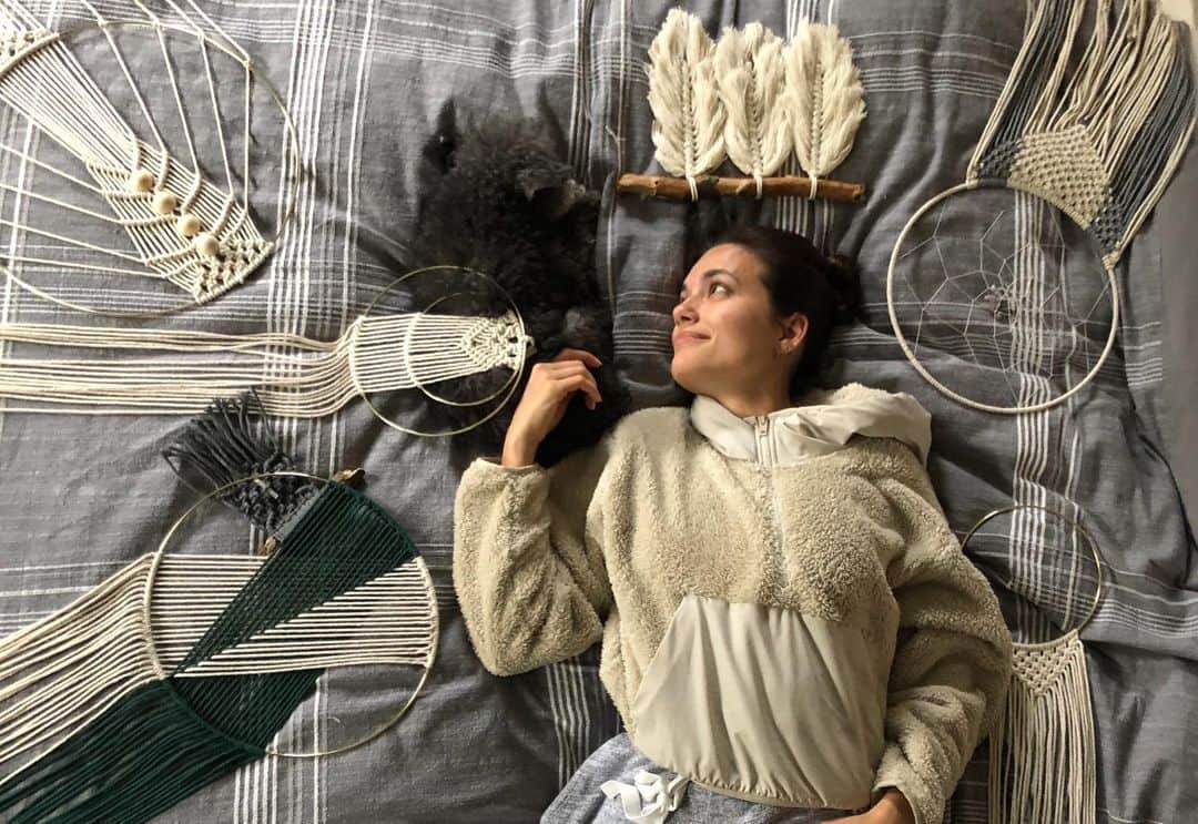 トーレイ・デヴィートのインスタグラム：「Are you talking to macraMe?  I can knot be bothered, seems I’m all tied up. ••• Should I go on?... I should stop....I’ll stop. #stayhome #macrame ❤️ Hope you all are staying safe!」