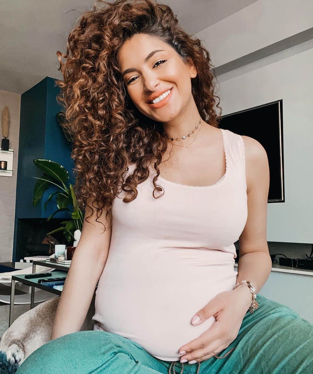 Sarah Angiusさんのインスタグラム写真 - (Sarah AngiusInstagram)「Happy Monday fam♥️ Here is a little life update from my side: -The pregnancy is going great! Feeling good and my boy is kicking all the way🦶🏼 -The nursery is almost complete, I can’t wait for you guys to see it! Should I do an IGTV video or show it on stories? -Currently I’m washing my hair with Oribe moisture & controle shampoo & conditioner. -Yesterday my sister & I visited our mom and dad for the first time in 1,5 months. Kept 6 feet distance which was hard but it was good to see them in real life after all these weeks. -Federico is still working from home so he’s around 24/7 and we’ve been loving our time together! Especially now that the count down has began for our boy to arrive in a few weeks!  I hope you’re all well and staying safe🤍 #lifeupdate #sarahangius #newchapter」4月27日 22時59分 - sarahangius