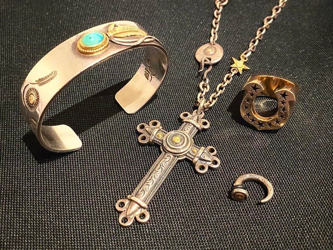 $oichiroさんのインスタグラム写真 - ($oichiroInstagram)「native series🦅 . #tenderloin #あるじゃん #祐天寺 #陰と陽 #8k #gold #silver #accessory #jewelry #indianjewelry #feather #turquoise #☀️ #🌙」4月27日 23時04分 - so0131.g
