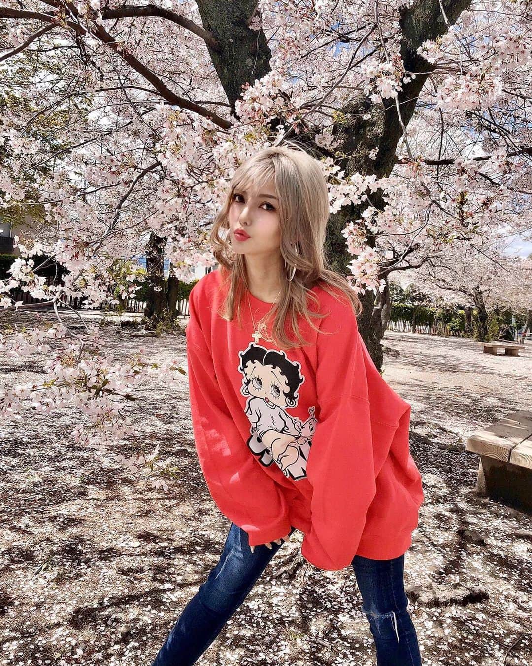 のインスタグラム：「前に撮影の時撮ってもらった写真🌸 大好きなベティちゃん可愛いでしょ💋🐻💕 ライブ配信について報告💡 どこからするか迷ったんだけど、明日から「Pococha」で配信する事にしました🎤🌟「すうちゃま」で検索🔎💓💞 キャラ問題で話すのが不安で長年機会があっても逃げていた配信😂！ でも、色々お話して皆とライブで仲良くなれたらとおもってます💓💞 夜21時～0時頃の時間帯を目安に極力休まず配信しようと思ってるよ🌼🌼🌼 なので、会いに来てくださいね😘 完全初心者なので応援して下さい😭💓💞 _  @skwl_official @skwl_girls  #ファッション#コーデ#撮影#一眼レフ#被写体#ベティちゃん#トレーナー#デニム#配信#ポコチャ#pococha#ライバー#モデル#ダンサー#キャンギャル#レースクイーン#表参道#渋谷#新宿#歌舞伎町#六本木#横浜#大阪#金髪#メイク#ヘアアレンジ#桜#春#bettyboop#fashion」