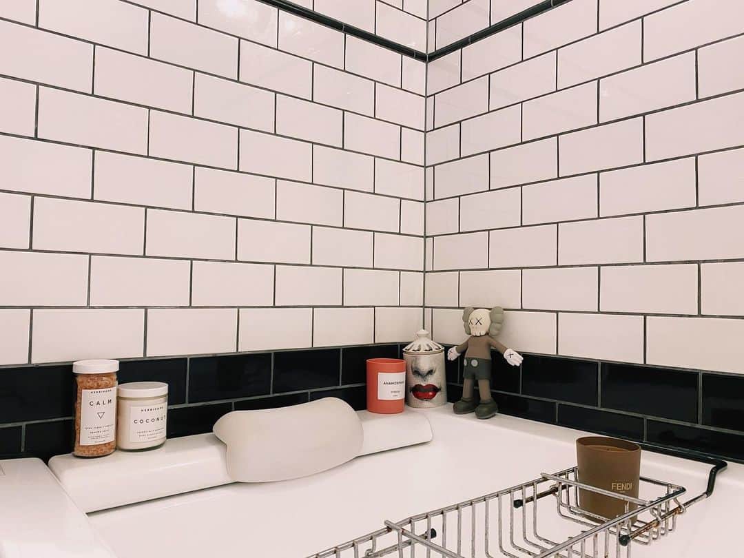 megbabyのインスタグラム：「おうちの中でお風呂がいちばん好き🛁🧖🏻‍♀️ 特に好きな香りはバスルームに置いてる😌 #オススメのバスグッズ教えて　#stayhome #myhome」