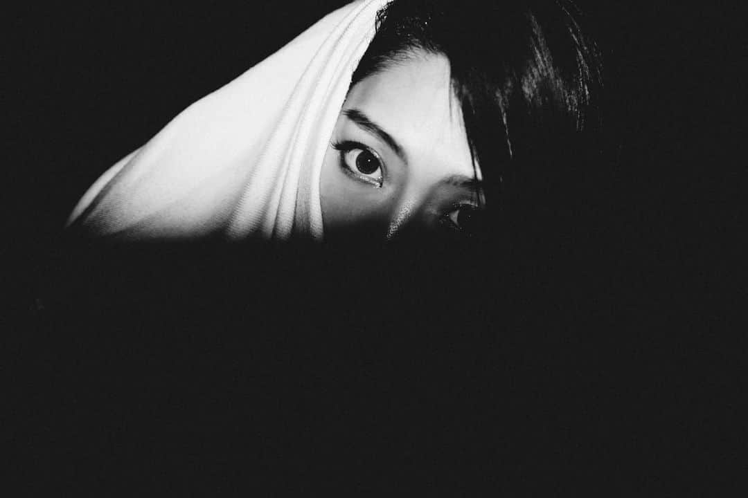貴愛kwiae Officialのインスタグラム：「* * * トンネルから抜け出そう それぞれ * * *  Photo by  @joylous_tokyo #いつだろう #portrait #photo #photooftheday  #like #トンネル #sky #stayhome #光 #光と影 #白黒 #モノクロ  #안녕 #포토그래퍼 #사진 #포토」