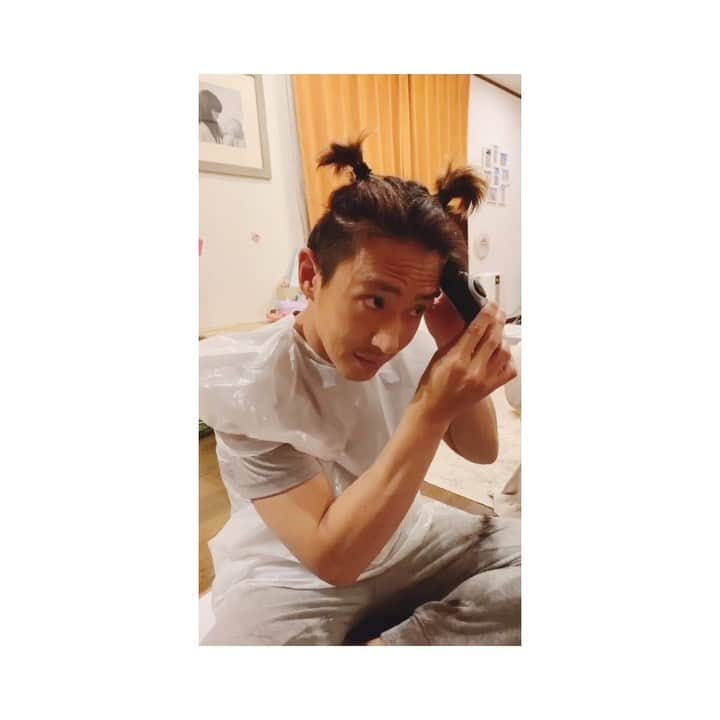 平中克幸のインスタグラム：「. 自粛生活。 . . 人生で初めてのセルフ✂️ . . なかなか面白かった😂 . . 髪の毛を切ろう、おうちで切ろお♫ . . 1日でも早く安心して美容師さんに切って もらえる日が来る事を願います。 . . #セルフカット #うちで踊ろう  #おうちで切ろう #髪の毛切ろう #どんな仕上がりになったのか #明日の投稿で載せます」