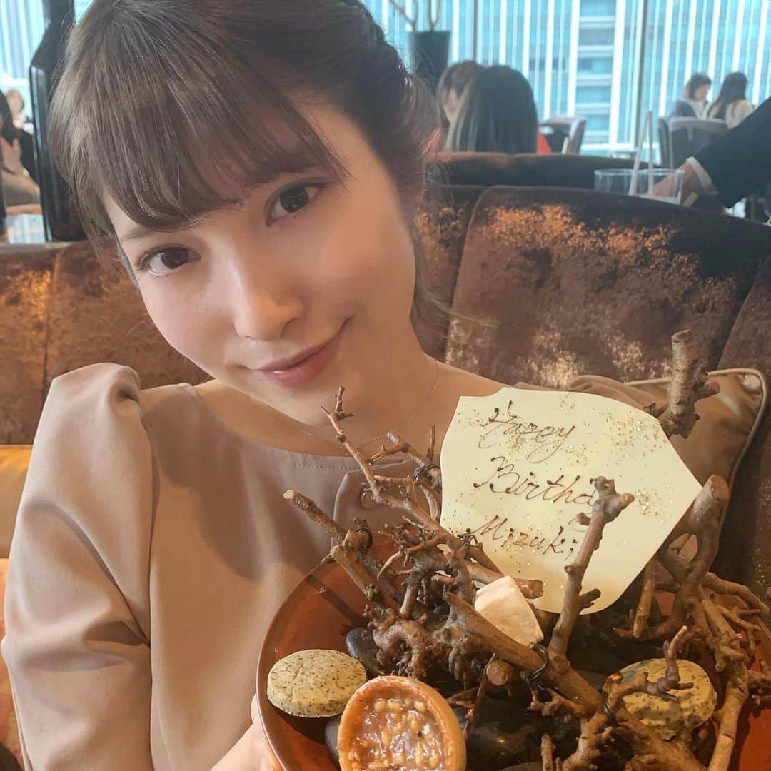 中村泉貴のインスタグラム：「今年はひっそり誕生日を迎えるのかな...﻿ ﻿ と、思っていましたがみなさんのおかげで﻿ 本当に幸せな日になりました😭🤎﻿ ﻿ SNSやインターネットで﻿ 大好きなみなさんと﻿つながれる今の技術に本当に感謝🙏﻿ ﻿ 毎年幸せな日にしてくださって﻿ 本当にありがとうございます😢﻿ ﻿ またインスタライブでゆっくり﻿ お礼をさせてくださいっ！！🕊﻿ ﻿ ﻿ ﻿ #ありがとう﻿ございます 😢💓 ﻿」