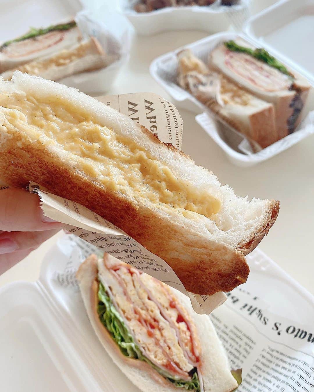 桃華絵里さんのインスタグラム写真 - (桃華絵里Instagram)「TAKE OUT🍳🥪🍴#おうち時間 ☺︎ ・ ・ 10代の頃からの地元の先輩のお店で  普段は居酒屋さんなのですが このご時世の為. . ・ 『テイクアウトをはじめた！』 という連絡がきたので さっそくテイクアウトしてきました☺︎ ・ 居酒屋さんのイメージと イカツイ先輩の イメージからは まったく予想もしなかった  まさかの素敵な可愛い映えサンドイッチが登場😳！w ・ 程よくトーストしたパンに とろ〜りたまごが すごく美味しい〜😍 ・ むしろサンドイッチ専門店を 出してほしいくらい😳🥪！w ・ 美味しいサンドイッチBOXとマリネとチキンに大満足😋 ・ 電話注文をしてからの受け取りなので 並んだり待ったりせずに スムーズにテイクアウトできるのも◎👍🏻 ・ 近頃 テイクアウトができるお店が 増えて 私としては嬉しいな🥡🤍 ・ postしてたら また食べたくなってきた🥪🐷 ・ 『モモエリのインスタ見た』と伝えていただけたら 素敵なサービスあるかもです👨🏻‍🦱🍳😋」4月27日 23時33分 - _momoka828_