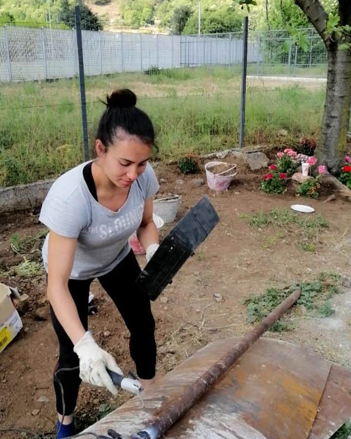 バネッサ・フェラーリのインスタグラム：「Lavoretti di casa 😁👌 Lezioni di saldatura di papà Giuan 🤣 Con tutti i miei acciacchi é sempre utile saper ricomporre i pezzi😅👍 Voi come vi tenete occupati in questi giorni❓ 😘 #vanessaferrari #gymnastics #italiateam」