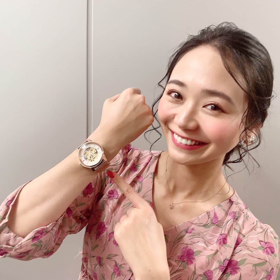 のインスタグラム：「大人になったなぁ〜って思う時。﻿ ﻿ 腕時計が必須になった時❤️﻿ ﻿ 昔はスマホあれば時計なんていらんと思ってたけど、今はなんていうか、ファッション、コーディネートの１つになってる😌﻿ ﻿ 今日は @loborjapan の時計⌚️✨﻿ 存在感たっぷり！﻿ 一気にゴージャスになるのです🥰﻿ ﻿ 時計つけるだけでシャキッとする。﻿ お家時間の中で仕事する時は、私の中ではもう必須アイテムなのです♪﻿ ﻿ #lobor #ロバー #腕時計 #時計 #手元倶楽部﻿ #【midordp】のクーポンコードで10%オフになるそうです﻿ #皆さんのお気に入りの腕時計はどんなのですか？ #うふふふふ #zoom飲み会のやり方を勉強中✏️ #オススメありますか？？」