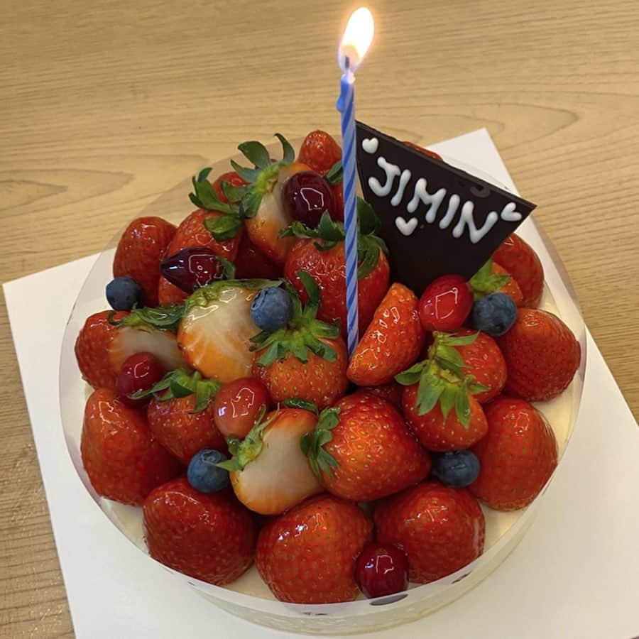 ジミンさんのインスタグラム写真 - (ジミンInstagram)「🏠🍓💙」4月28日 0時03分 - jiminbaby_18