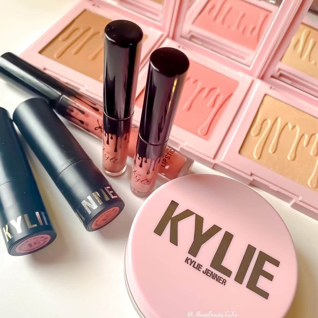Kylie Cosmeticsさんのインスタグラム写真 - (Kylie CosmeticsInstagram)「some classic kylie products to start out the new week 💗🤍 cute pic by @aboutbeautyxoxo」4月28日 0時15分 - kyliecosmetics