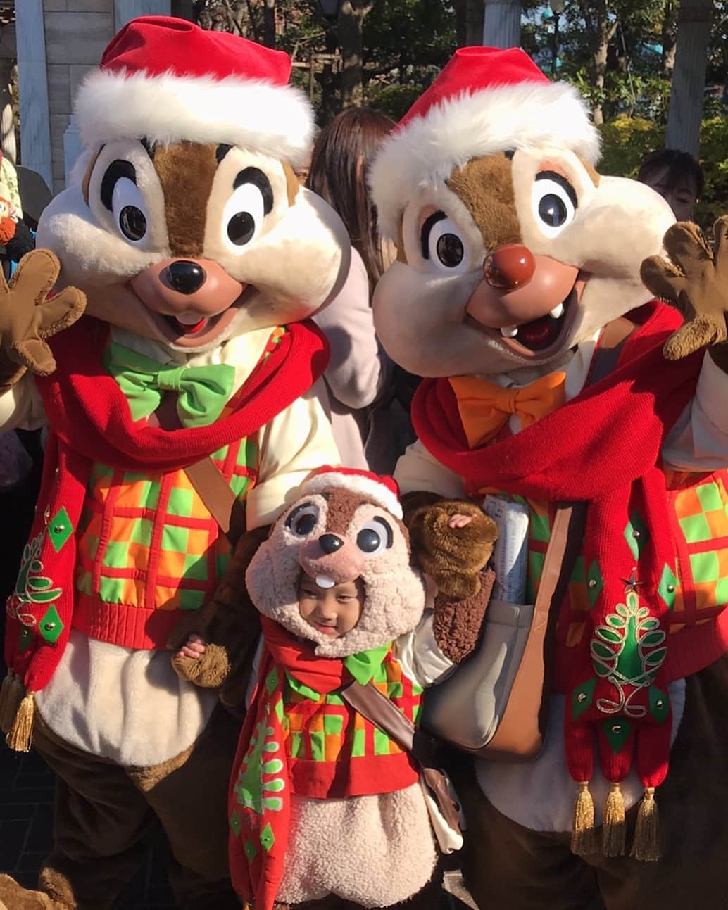 tiahy__のインスタグラム：「Disney resort  大好きな大好きな、大切な場所が休園してからもうすぐ2ヶ月. . . . この頃に戻りたい、元気をもらいにいきたい、 これまでこんなにも、この夢の国に、元気をもらっていたんだと、改めて強く感じて、今日、寝かしつけたあと、涙がこぼれました. . . 最前線で闘ってくださっている方々がいるのに、こんなこと言ってはいけませんね💦 . . 元通りに戻ることができると信じて. . . . . #stayhome#chip_taia#taiacostume#disney」