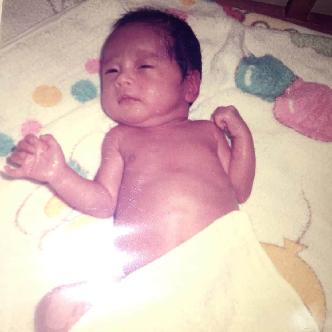 中川聴乃さんのインスタグラム写真 - (中川聴乃Instagram)「昨日お誕生日を迎えました😌 メッセージなど有難うございました✨ ・ 33歳になりました！ 33年前中川家の長女として生まれました☆ 生まれた時は未熟児で、仮死状態で産まれたので99%助からないとお医者さんに言われたそうです。でもここまで健康に成長出来たのも両親が愛情をいっぱい注いでくれたお陰です😊 ・ そして今年は自分軸で、ご縁を頂いた方々と信頼関係を気付ける一年になれたら良いなと思います。 ・ 昔から感が鋭く、先読みして行動をすることが多々ありました。相手の気持ちを察し過ぎて空回り。 ありのままをそのまま相手に伝えてみる。 それが出来る1年にしたいです❗️ ・ 様々な方々と何かスポーツを盛り上げていけるようなものをつくり出していけたら、そういう想いも出てきました😊 ・ コロナの影響で大変な時ですが、今まさに新たな時代の転換期だと思っています✨ 色々なアイディアが生まれ、支え合い、応援しながら実現する時代へ。 ・ 現役を引退して、燃え尽き症候群が続いていましたがそろそろ動き出す時なんだと私自身エネルギーに満ち溢れはじめています😌🌈 ・ また皆さんにも色んなお力お借りすることが多いかと思いますが、これからも引き続き宜しくお願い致します🥺 ・ ・ #ありがとう」4月28日 0時10分 - nakagawaakino24