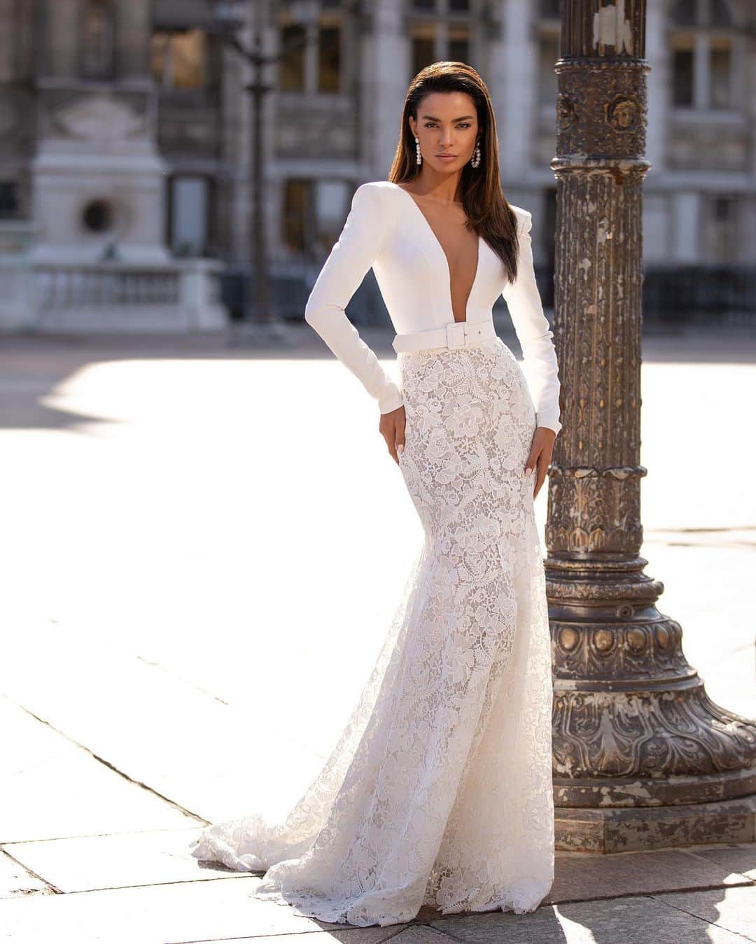 ジョアナ・サンスのインスタグラム：「En este mes estaba prevista la “Bridal Week” de NYC y de Barcelona... A causa de la pandemia, no se han realizado (como tantísimas otras cosas). Esos desfiles para mi son mágicos, me encanta vestirme de princesa o enfundarme en vestidos tipo sirena (para sentirme bien “fierce”). Aquí les dejo alguna foto de las campañas de novia que hago después de los desfiles 😊 Normalmente las hago después, de cara al siguiente año, porque los diseñadores hasta que no me conocen, no me contratan. Supongo que les parezco borde y estirada hasta que me conocen 😂 Algunas trabajan por su belleza y otras por alegrarles los días como yo 😂🤷🏽‍♀️ #beyourself #bride #weddingdress」