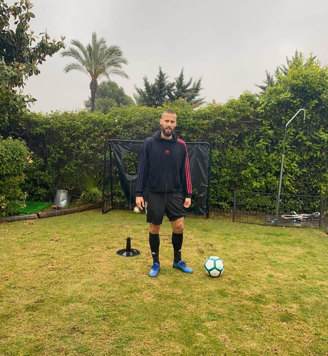 セルヒオ・カナレスさんのインスタグラム写真 - (セルヒオ・カナレスInstagram)「Que tú meta los lunes sea ganarle el pulso a las excusas⚽️🌧. @adidas_es #hometeam」4月28日 0時29分 - sergiocanalesoficial