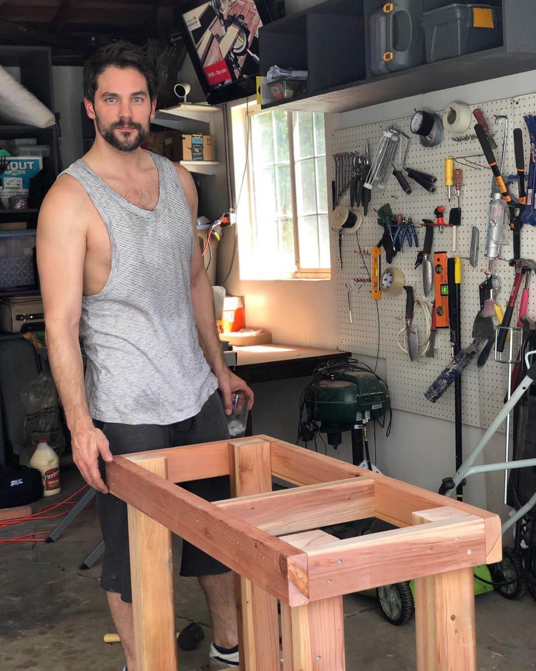 ブラント・ドーハティのインスタグラム：「I’ve been going back and forth between feeling unproductive and then trying to not be hard on myself for feeling unproductive. So I decided to pick up a new hobby while we’re all stuck inside. I turned our garage into a workshop and started building.  Here’s my first project: a workbench so I can make more projects 👍🏼👍🏼 How are you all staying busy??」