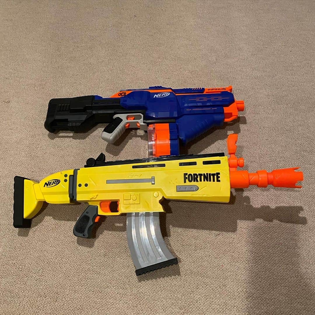 宮川大輔さんのインスタグラム写真 - (宮川大輔Instagram)「#NERF #吹き矢 #今日はこれでずっと遊んでた #NERFの銃は射的みたいに物並べて落ちた点数で #吹き矢は的作って #なかなか盛り上がったなぁ #明日もしよーっと #おやすみなさい😴」4月28日 0時44分 - miyagawadai