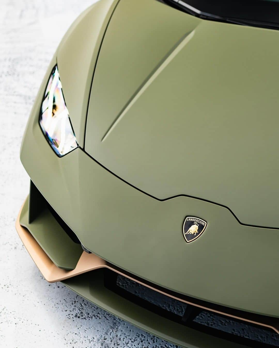 ランボルギーニさんのインスタグラム写真 - (ランボルギーニInstagram)「A Super Sports Car that can anticipate its driver’s behavior and adopts the unmistakable Lamborghini Y-shape. Staying safe and indoors, can you guess from the details which Lamborghini this is?  #Lamborghini #GuessFromDetails #IoRestoAcasa #StayHome #KeepItParked」4月28日 1時00分 - lamborghini