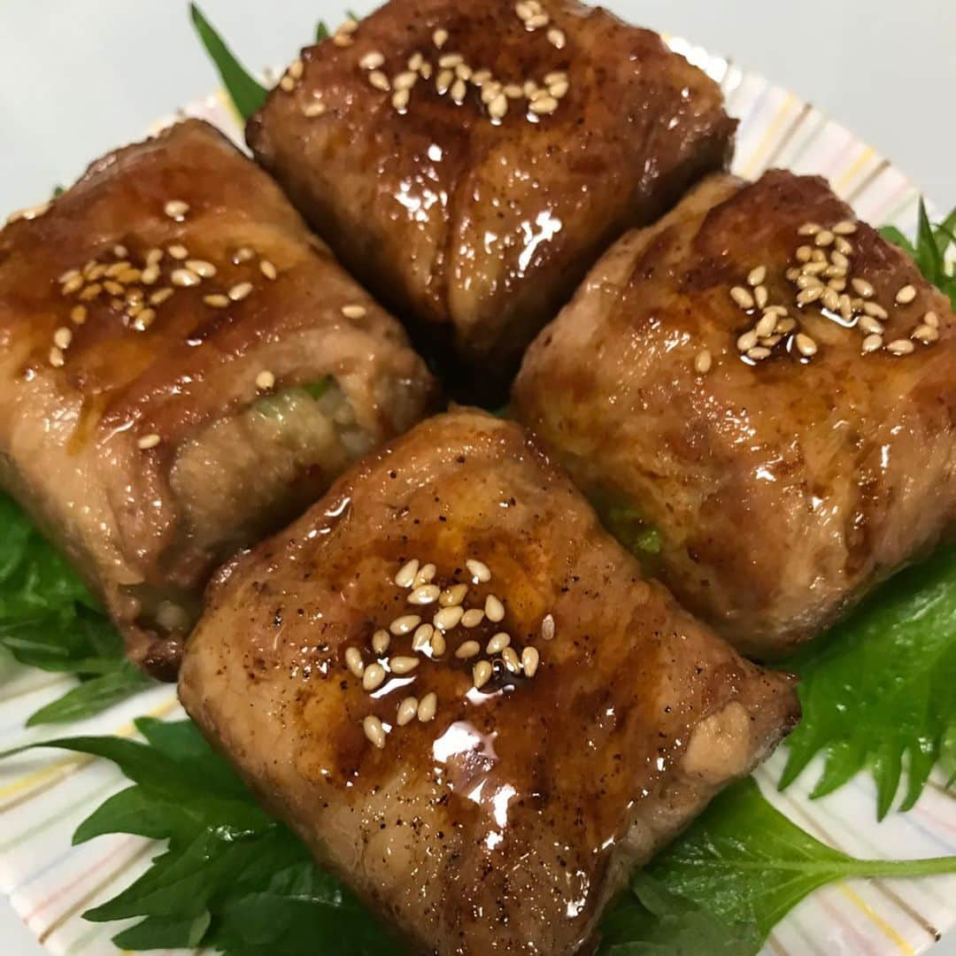 Karinさんのインスタグラム写真 - (KarinInstagram)「Rice ball wrapped with sliced meat. 「祈るおむすびバトン」がいつも明るく、笑顔がキュートなモデルのパイセン結花子さん @yukako_chupapi からやって来たので、私は宮崎県発祥の肉巻きおにぎりのオリジナルレシピとともに次へ繋ぎたいと思います。  材料（御茶碗1杯分） ごはん、茶碗1杯分 薄切り肉（豚でも牛でもお好みで）8枚 青しそ4枚 炒りごま少々 胡麻油大さじ1 ○枝豆としょうが味○ ○しょうが1/2片 ○枝豆20鞘（さや） ○酒、みりん、醤油、はちみつ各大さじ1 または ●キムチ味● ●キムチ30〜40g程 ●焼肉のたれ大さじ5 ○味か●味、お好きな方をどうぞ♡両方作って食べ比べるのも楽しいです。  作り方 ①ごはんに鞘から出した枝豆とみじん切りのしょうが（○味）、もしくは1cm各に切ったキムチ（●味）を混ぜる。 ②キューブ型に握り、薄切り肉を縦巻き横巻きの両方ごはんがなるべく見えないように巻く。ラップを使うとやり易いです。 ③フライパンに胡麻油を入れ、中火で全面こんがり焼き目がつくように焼く。 ④酒、みりん、しょうが、はちみつを合わせたもの（○味）、または焼肉のたれ（●味）を弱火で焼きからめる。 ⑤炒りごまを振り、青しそを巻いたら出来上がり。  焼く前に胡椒を振ってもよし。 キムチ味は、甘めの焼肉のたれを使用するのがオススメです。 宮崎県民なら戸村本店の焼肉のたれを使うべしw  コロナウイルスの1日でも早い終息とともに、より良い社会へ変化してゆく事を願って…管理栄養士でママになっても変わらず可愛くて頑張ってるしおりん  @rriiiiin と 友達思いで超絶美人なモデル友達のユン  @yunting218 に勝手にバトンタッチ！ よかったらバトン繋げてみてね♩  #祈るおむすびバトン #おうち時間 #カリンズキッチン #cuisinekaori #japan #japanese #yolo  #instagood #instadaily #tflers #modeling #model  #dietitian #organic #riceball #オーガニック #管理栄養士 #食事相談 #ダイエット #野菜ソムリエ #美容 #美活 #肉巻きおにぎり #おにぎり #宮崎レシピ #レシピ」4月28日 1時01分 - kaorikarin_u