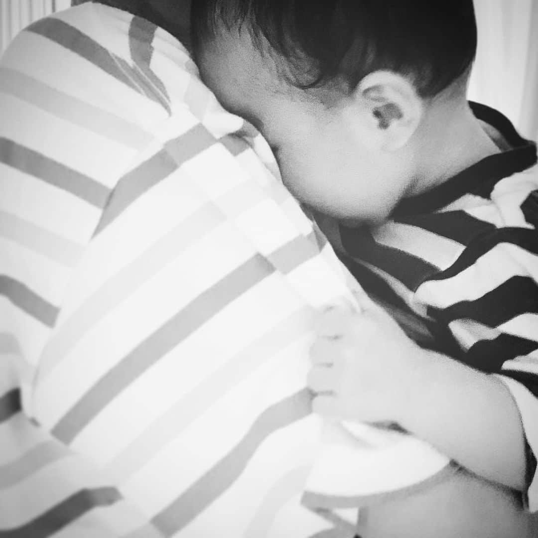 のインスタグラム：「しましまマン。 遊びたいけど眠たいねぇ。  #stayhome #stripes #family #myson #7months #sleepy  #dad #midnight #days #parenting #peace #love #life #thanks」