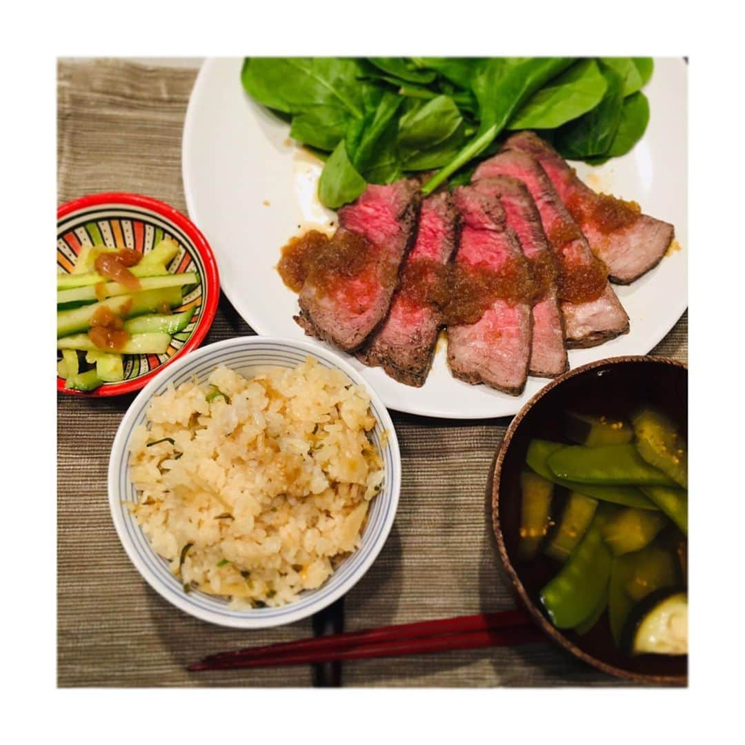 納富有沙さんのインスタグラム写真 - (納富有沙Instagram)「. . . Roast Beef🤤💓 . . . 昨日の晩ご飯にローストビーフを作ったよ❣️ ローストビーフ＆ベビースピナッチ 胡瓜の梅和え 茄子とスナップエンドウのお吸い物 炊き込みご飯 でした😊 . . . #cooking #cookingram #dinner #roastbeef #japanesefood  #stayhome #stayathome  #japan #usa #actress  #料理 #クッキングラム #ローストビーフ  #おうち時間  #とみーずキッチン」4月28日 6時47分 - arisa_noutomi