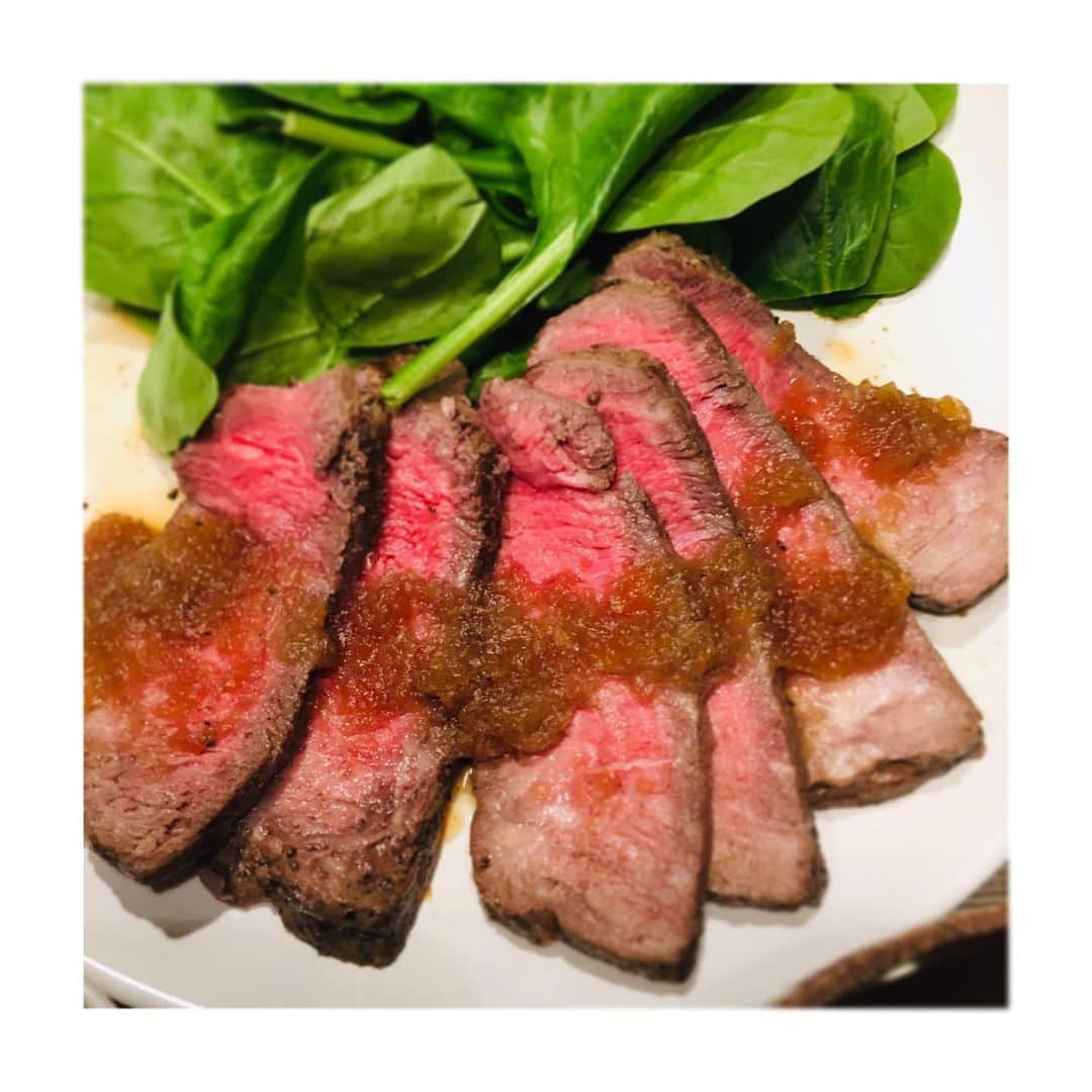 納富有沙のインスタグラム：「. . . Roast Beef🤤💓 . . . 昨日の晩ご飯にローストビーフを作ったよ❣️ ローストビーフ＆ベビースピナッチ 胡瓜の梅和え 茄子とスナップエンドウのお吸い物 炊き込みご飯 でした😊 . . . #cooking #cookingram #dinner #roastbeef #japanesefood  #stayhome #stayathome  #japan #usa #actress  #料理 #クッキングラム #ローストビーフ  #おうち時間  #とみーずキッチン」
