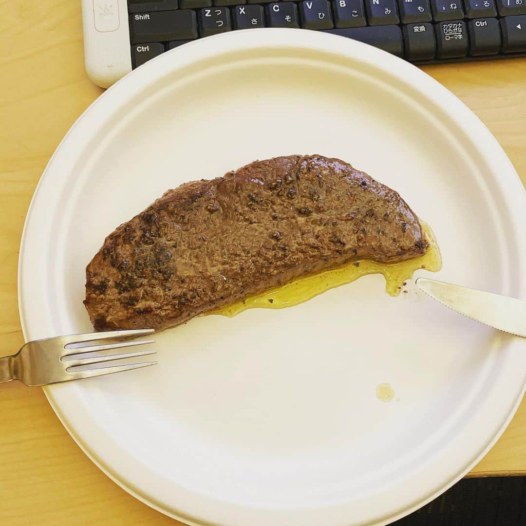 三吉ツカサのインスタグラム：「今日のステーキ #フライパン届いた #ミディアムレア」