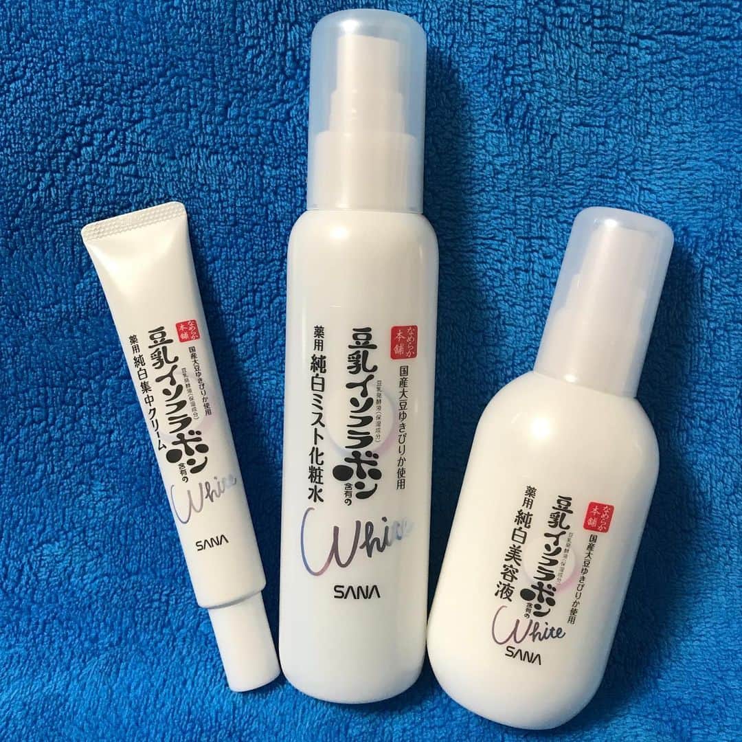 のインスタグラム：「プチプラだけど実力派のなめらか本舗✨美白シリーズ✨の新商品をお試ししてみたよ〜💖 保湿成分として、国産丸大豆「ゆきぴりか」の豆乳発酵液（イソフラボン含有）を使用。  美白有効成分として、高純度アルブチン、肌荒れ防止成分としてグリチルレチン酸配合。  ビタミンC・E誘導体配合など、肌荒れ・ニキビを防ぎながら、集中ケアで透明感のある肌に導くシリーズです😆💕 . 🌟サナ なめらか本舗 薬用美白ミスト化粧水 <医薬部外品> 120mL 1000円（税抜） 🌟サナ なめらか本舗 薬用美白美容液 <医薬部外品> 100mL 1200円（税抜） 🌟サナ なめらか本舗 薬用美白スポッツクリーム <医薬部外品> 19g 900円（税抜） . 🌸メイクの上からも使える美白ミスト化粧水は、スプレータイプで、シュッと塗布できるし、コットンに浸しても使えるよ！ 🌸美白美容液は、化粧水・乳液・美容液の3 in 1タイプ。乳白色の瑞々しいテクスチャーです。 🌸スポッツクリームは、シミ・ソバカス対策に、部分使いからお顔全体に使えるクリーム。 . どれもみずみずしく、しっとりするけどベタつかないテクスチャーで、使いやすいアイテムです。 医薬部外品の実力派コスメでプチプラだけど、信頼性があって惜しげもなく使えるのがいいですね❣️ .  #なめらか本舗 #PR #常盤薬品工業  #ベストコスメ #プチプラコスメ #豆乳イソフラボン #美白 #cosme #cosmetic #コスメ #コスメ好きさんと繋がりたい」