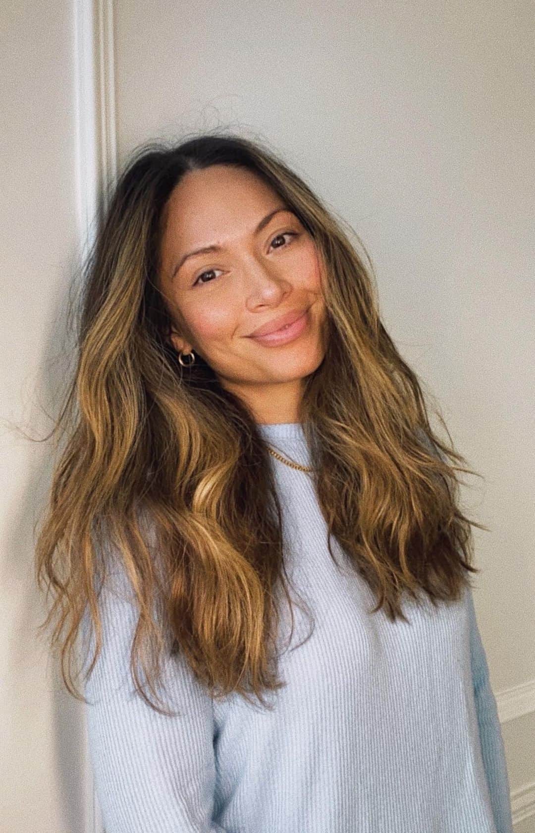 Marianna Hewittのインスタグラム：「You know I love my @dysonhair products, so I wanted to show you how I dry my hair to embrace my natural waves with Supersonic Mother’s Day Gift Set • Spray a detangling spray on damp hair • Use the detangling brush to comb through • Section front pieces • Smooth with round brush • Apply a curl cream to damp hair • Use the diffuser attachment on low heat and low speed setting • Scrunch hair in sections and diffuse until dry • Take small pieces and twist them away from your face to define curls #ad  #DysonHairAtHome」